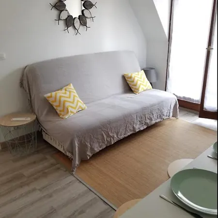 Lägenhet With Balcony At 350 M From The